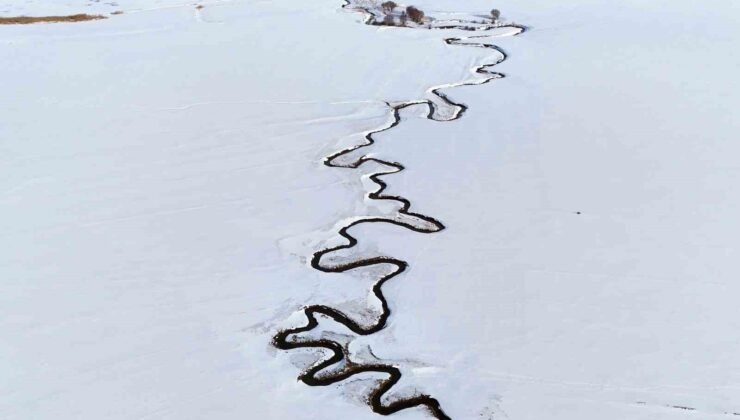 Kar altındaki menderesler güzel manzaralar oluşturuyor