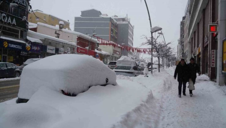 Kar Erzurum’u esir aldı, araçlar karın içinde kayboldu