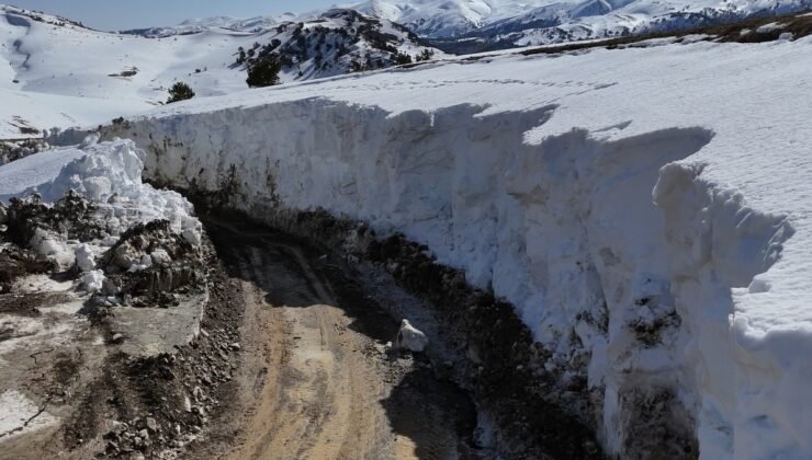 Kar iş makinelerinin boyunu aştı, kapalı yollar böyle açıldı