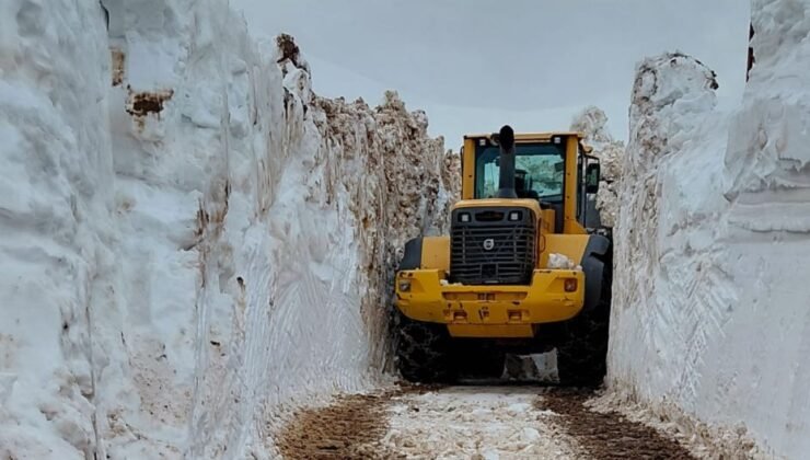 Kar kalınlığının 4 metreyi bulduğu Yüksekova’da kar savaşçılarının zorlu mesaisi