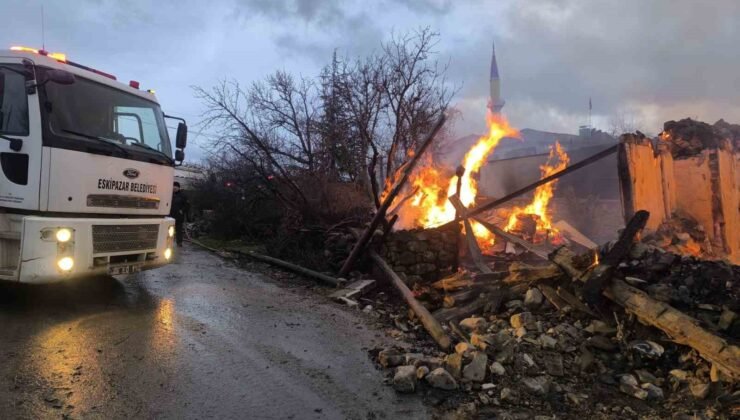 Karabük’te köyde çıkan yangın 4 evi ve bir ahırı küle çevirdi