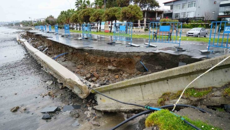 Karadeniz’de dev dalgalar sahili yıktı geçti