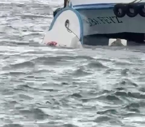 Karaköy’de yolcu vapuru balıkçı teknesine çarptı: Denize düşen kişi kurtarıldı