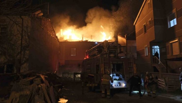 Karaman’da çatı yangını korkuttu: 3 kişi dumandan etkilendi