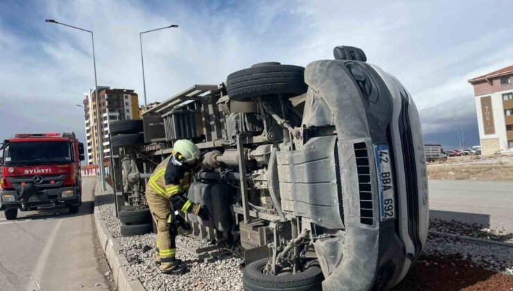 Karaman’da şiddetli fırtına kamyoneti devirdi, çatılar uçtu