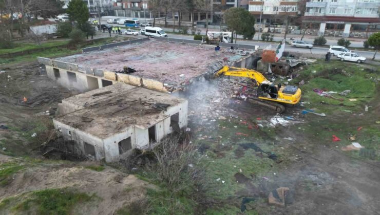 Karasu’da “riskli alan” ilan edilen bölgedeki binalar için kepçeler sahile indi