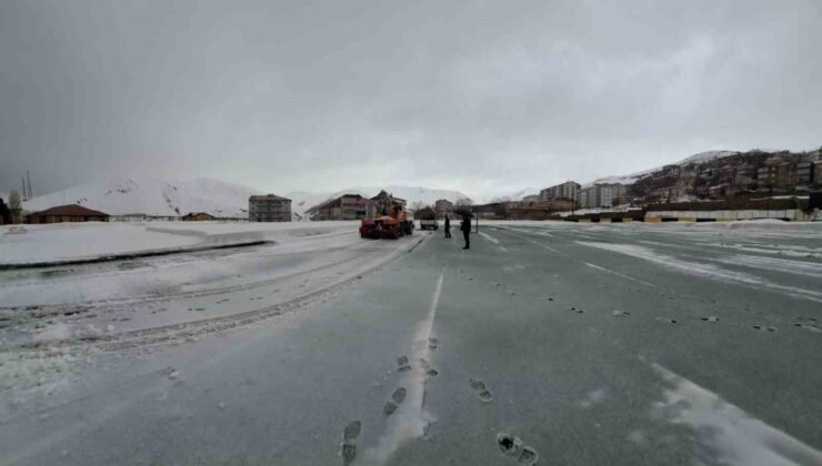 Karla kaplanan stadyum kısa sürede maçlara hazırlandı