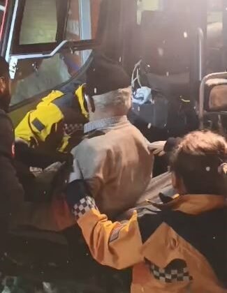 Karla kaplı köy yolunda hasta, paletli ambulansla taşındı