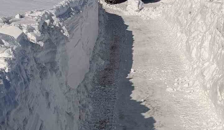 Karlıova’da 2 metreyi aşan karla mücadele