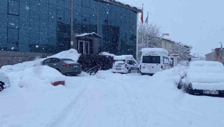 Karlıova’da kar kalınlığı 30 santime ulaştı