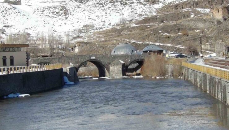 Kars Çayı’nda erken bahar: Zemheri beklenirken buzlar çözüldü