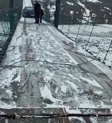 Kars’ta asma köprüde korku dolu anlar: Otomobil buzda kayarak asılı kaldı