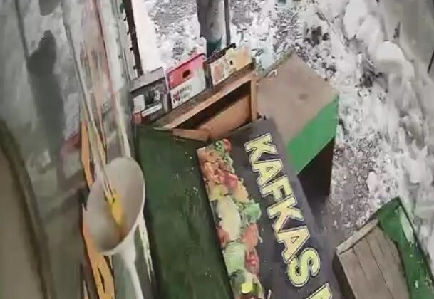 Kars’ta kar kütlesinden şans eseri kurtuldu