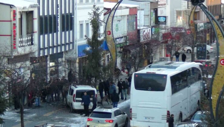 Kars’ta kontrolden çıkan araç ağaca çarparak durabildi