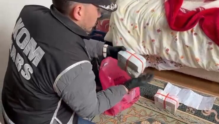 Kars’ta tefecilik operasyonu: Yatağın altından poşet poşet para çıktı