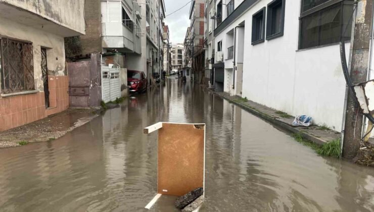Karşıyaka’da sağanak sonrası sokaklar göle döndü
