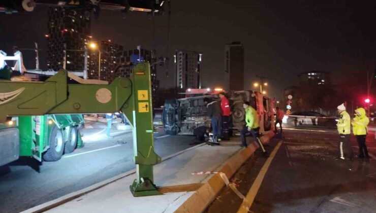 Kartal’da ambulans ile cip kafa kafaya çarpıştı: 3 yaralı