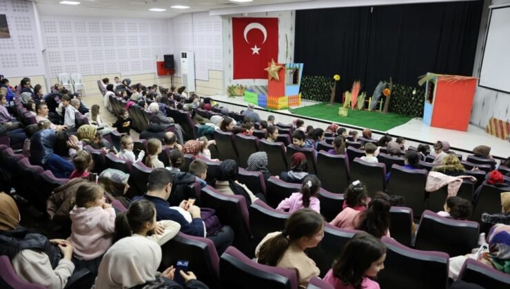 Kartepe’de çocuklar “Meraklı Civciv” oyununu izledi