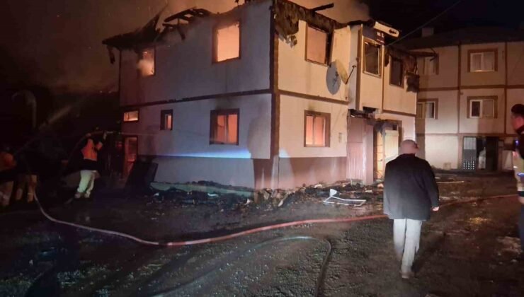 Kastamonu’da alevlere teslim olan iki katlı ev kullanılamaz hale geldi