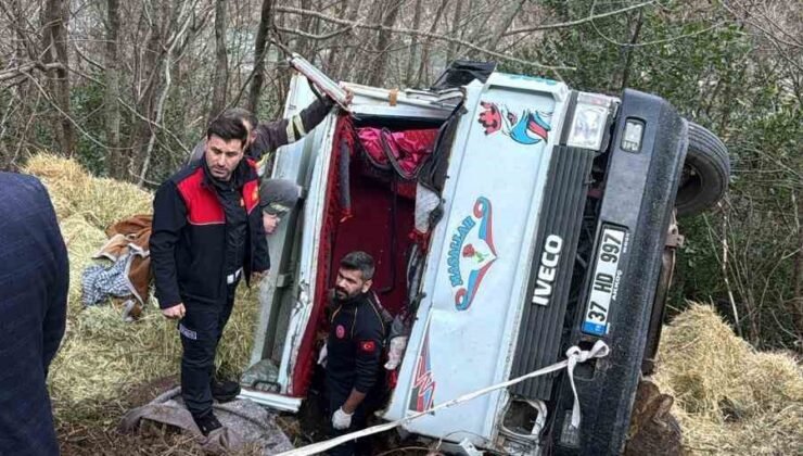 Kastamonu’da saman yüklü kamyonet, şarampole devrildi: 2 yaralı