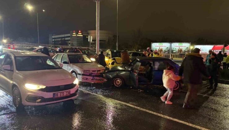 Kayseri’de otomobil kırmızı ışıkta bekleyen 5 araca çarptı: 2 yaralı