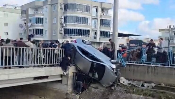 Kaza yapan araç köprünün korkuluklarında asılı kaldı, facia ucuz atlatıldı