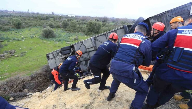 Kazada yaralanan yolcu o anları anlattı: “Önce yan yatıp süründük, sonra bariyer saplandı”