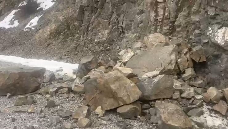 Kemah’taki deprem sonrası Hakbilir köyü yoluna kayalar düştü