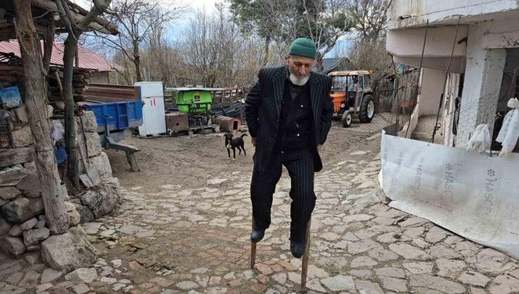Kendi yaptığı ’ayakcak’ ile mahalleyi geziyor