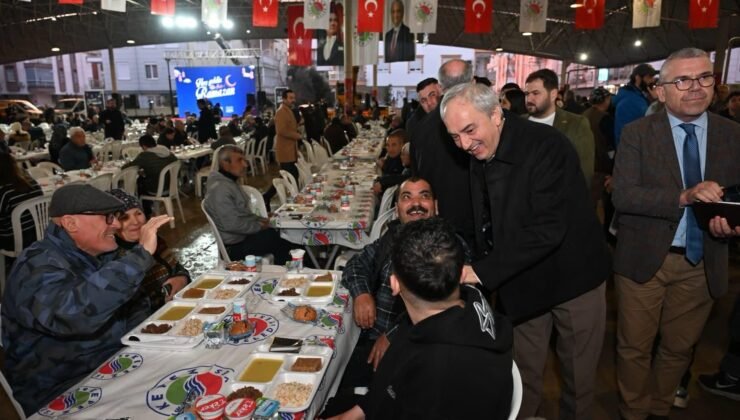 Kepez’de Ramazan bereketi iftar sofraları kuruldu, lokmalar dağıtıldı