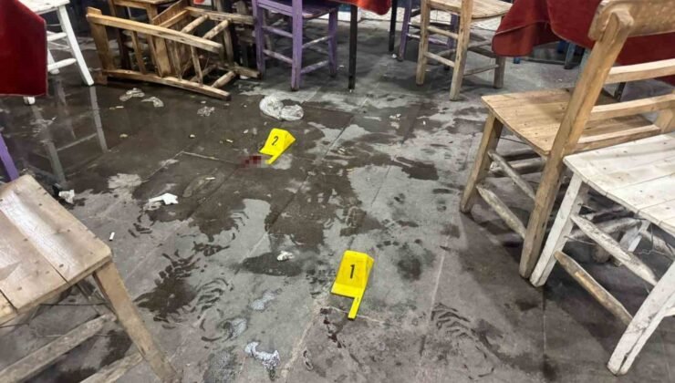 Kıraathanede bıçaklı saldırıya uğrayan amca ve yeğeni yaralandı