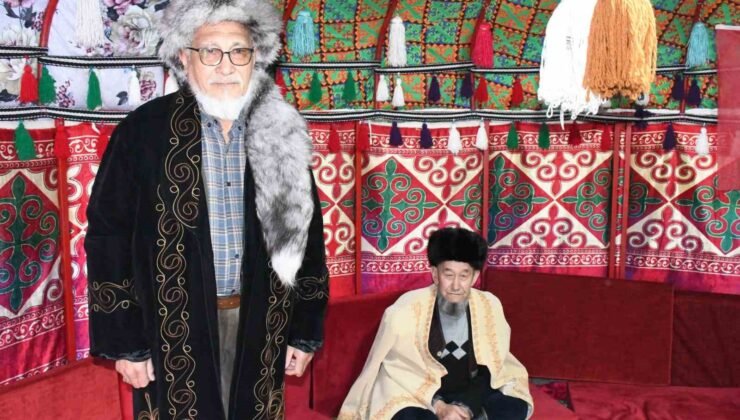 Kırgız aksakallıları otağ çadırında geçmişi yâd ediyor