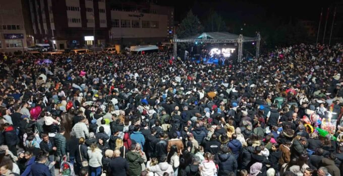 Kırıkkale’de Hüseyin Kağıt konserine binlerce kişi akın etti