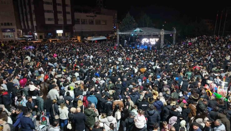 Kırıkkale’de Hüseyin Kağıt konserine binlerce kişi akın etti