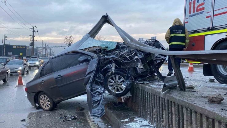 Kocaeli’de korkutan kaza: Otomobil bariyerlere ok gibi saplandı