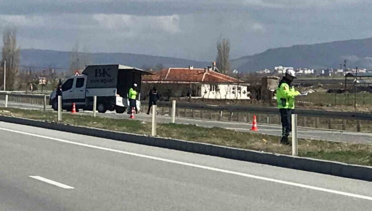 Kontrolden çıkan kamyonet bariyerlere çarptı: 1 yaralı