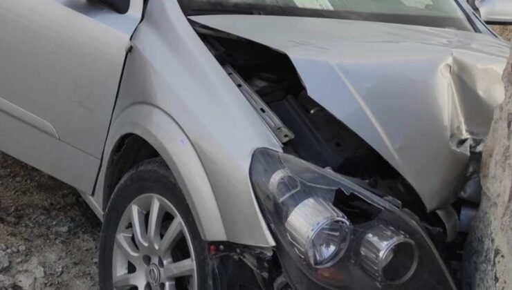 Kontrolden çıkan otomobil avlu duvarına çarptı: 4 yaralı