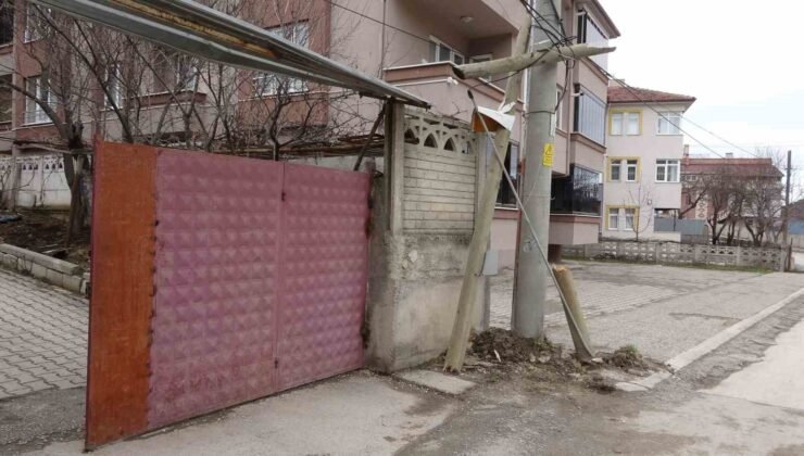 Kontrolden çıkan otomobil ters dönerek demir kapıyı kırıp bahçeye girdi