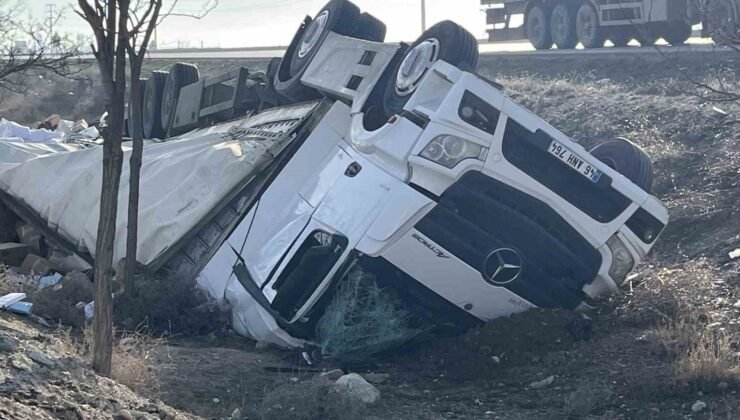 Kontrolden çıkan tır şarampole devrildi: 2 yaralı