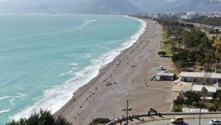 Konyaaltı Sahili’nde selin izleri arasında deniz keyfi