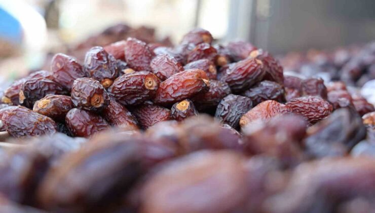 Konya’da hurmalar hem tezgahlarda hem de iftar sofralarında yerini aldı