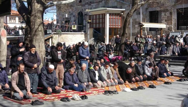 Konya’da Ramazan ayının ilk Cuma namazında camiler doldu taştı