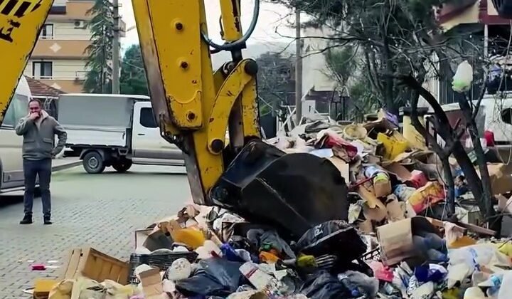 Kötü koku ihbarıyla gidilen evden 30 ton çöp çıktı