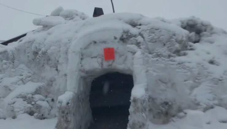 Köyde kardan çay ocağı kurdular, birlik ve beraberlik mesajı verdiler