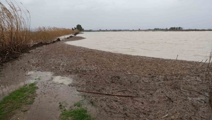 Kozan’da sağanak taşkınlara yol açtı