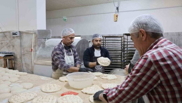 Kozan’da ustaların Ramazan ayında pide mesaisi