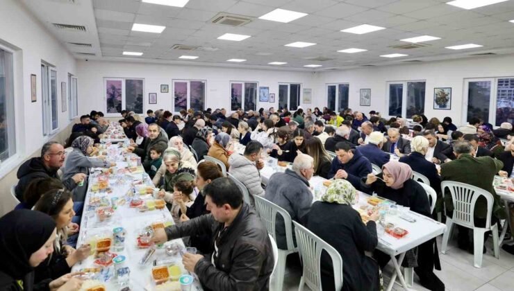 Küçükçekmeceliler, iftar sofralarında bereketi paylaşıyor