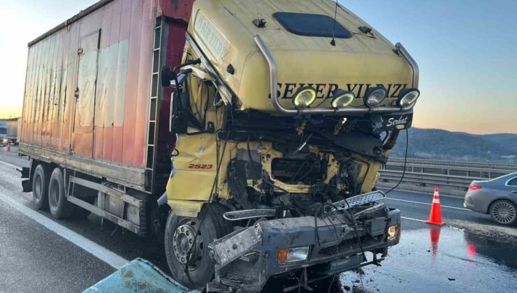 Kuzey Marmara Otoyolu’nda kamyon tıra arkadan çarptı: 1 yaralı