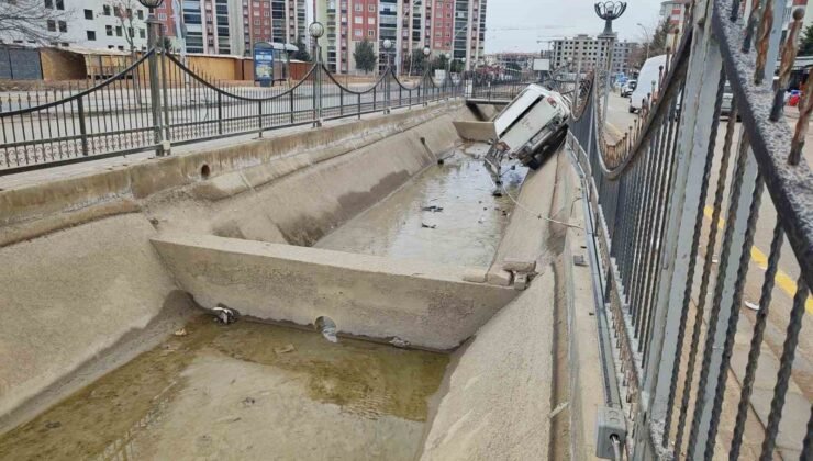 Malatya’da kontrolden çıkan pikap kanala uçtu