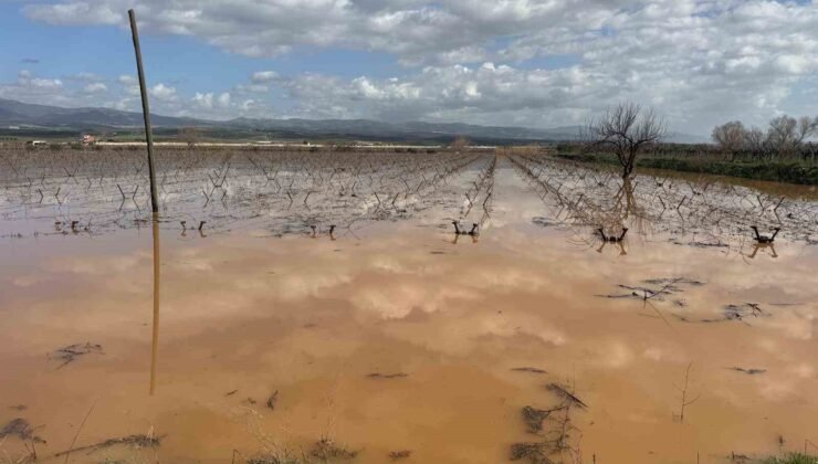 Manisa’da nehir taştı, mahsur kalan vatandaşlar traktörlerle kurtarıldı